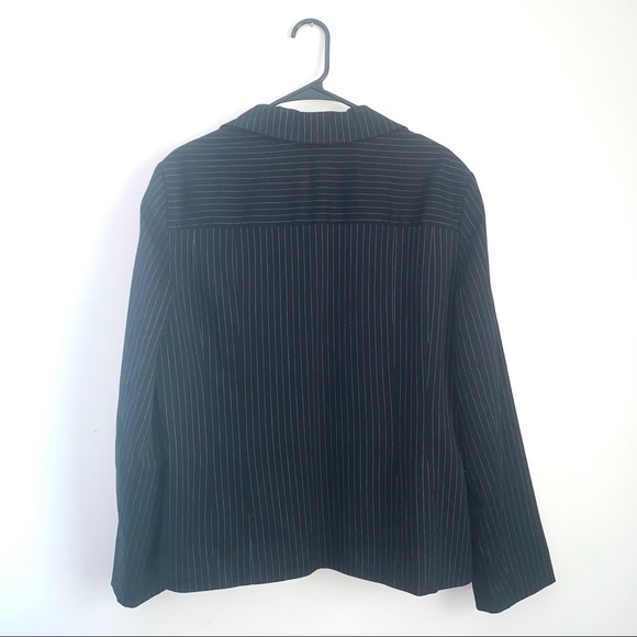 Axcess ‘a Liz Claiborne company’pin stripped shirt - Picture 2 of 6